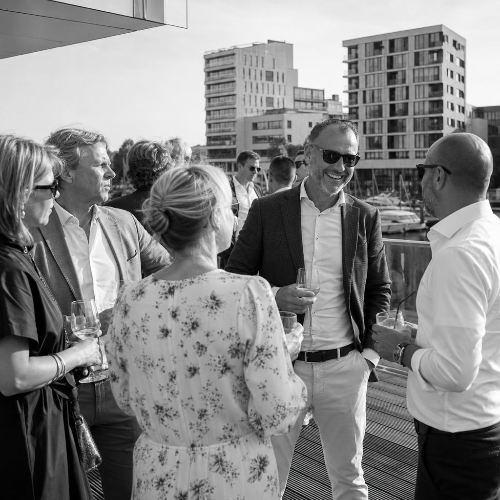 Bedrijfsborrel met cocktails op een plein tussen moderne kantoorgebouwen in Almere