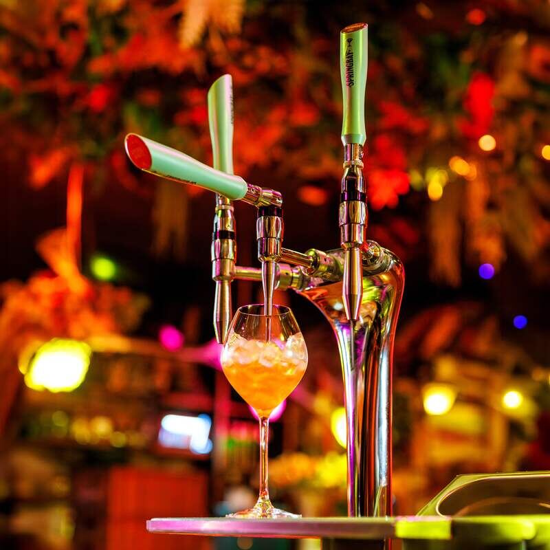 Cocktail wordt uit de tapkraan in een glas getapt